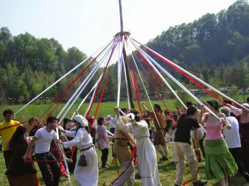 Palo di maggio decorato con nastri colorati durante la festa di Beltane